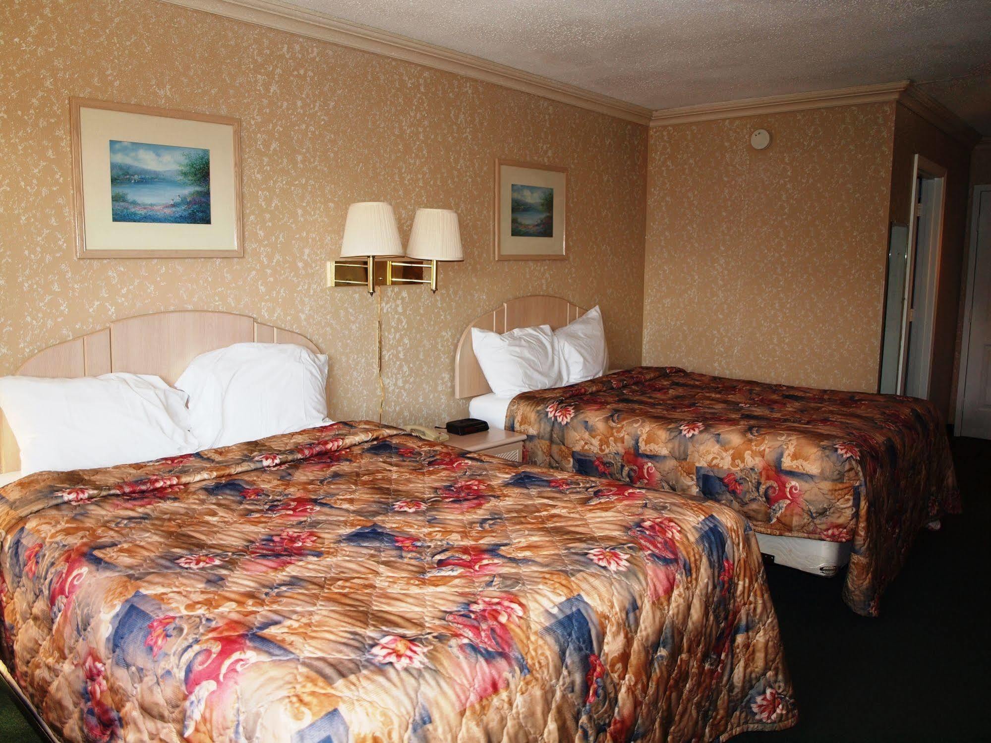 Hilltop Express Inn Groton Exterior photo